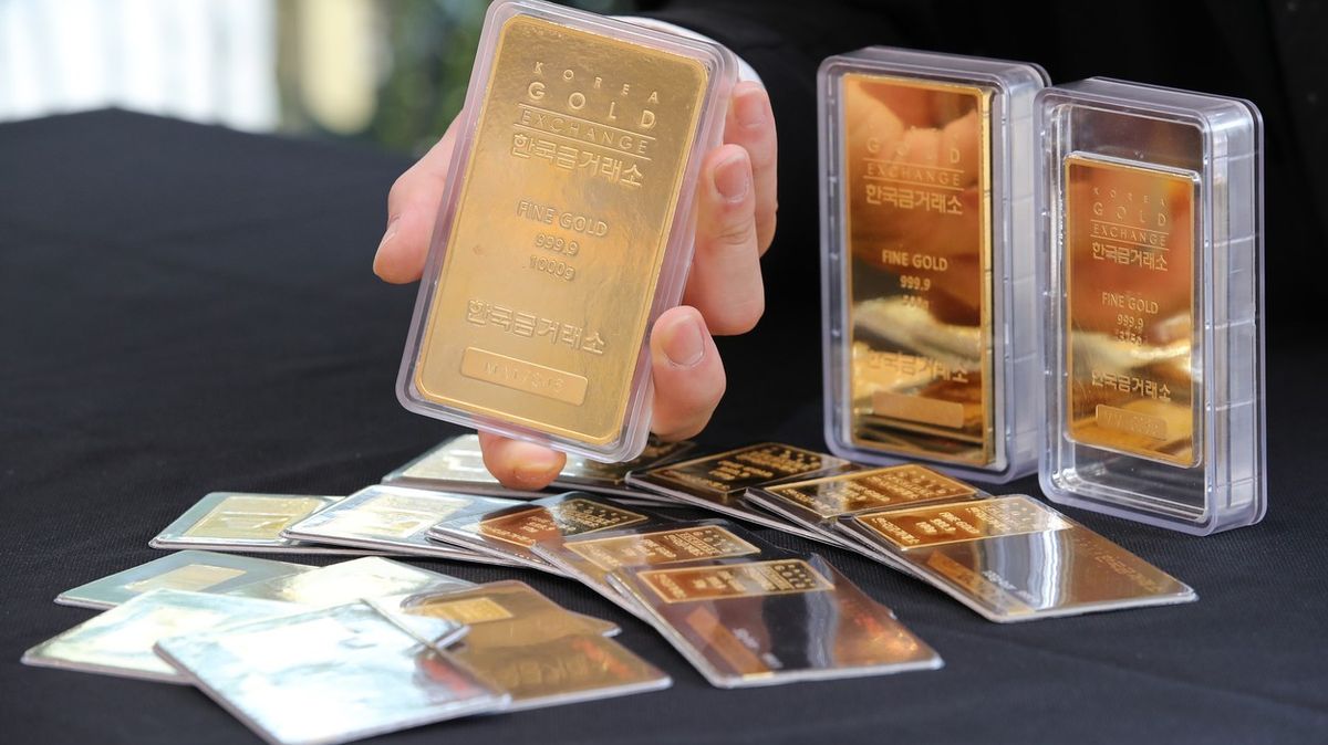 Cena zlata se vyšplhala na rekordní maximum
